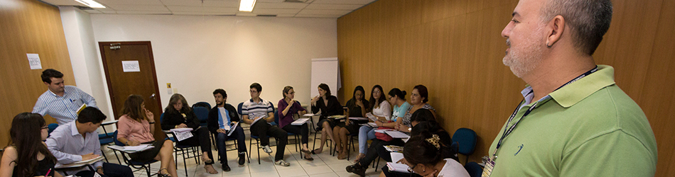 Professor explicando para seus alunos em sala de aula o conteúdo da aula aplicada.